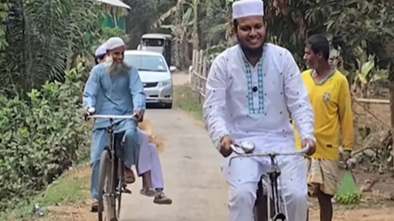 নিজের গাড়িতে বৃদ্ধকে তুলে দিয়ে  সাইকেলে এমপি সালাউদ্দিন আইউবী
