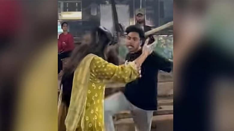 ঢাবি ক্যাম্পাসে লাঠি হাতে নারীকে যুবকের হেনস্তা, তদন্তে কমিটি
