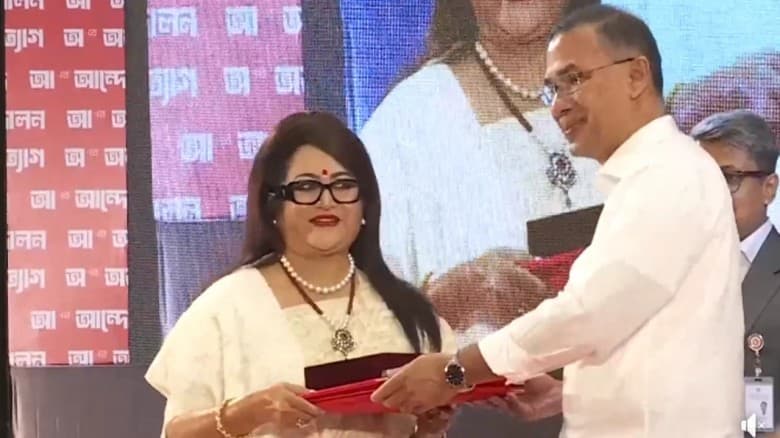 চিত্রনায়িকা ববিতার হাতে একুশে পদক তুলে দেন প্রধানমন্ত্রী তারেক রহমান