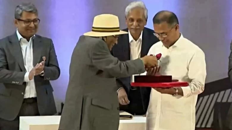 প্রধানমন্ত্রীকে লাল গোলাপ উপহার দিলেন শফিক রেহমান