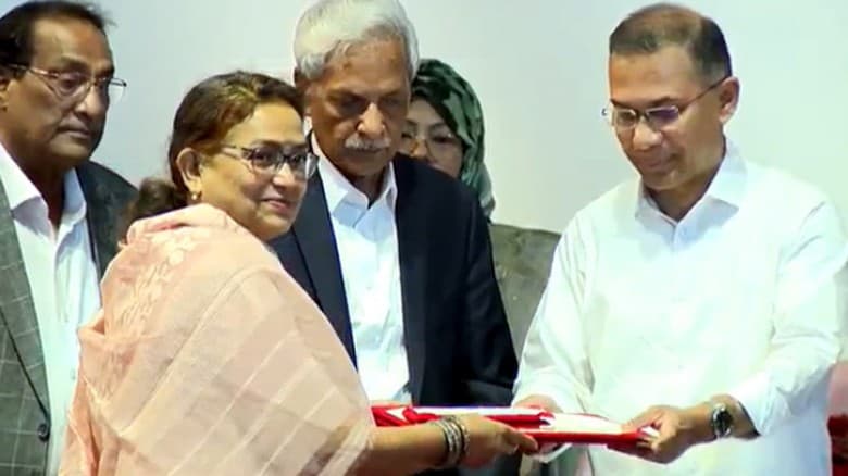 বাংলা একাডেমি সাহিত্য পুরস্কার তুলে দিলেন প্রধানমন্ত্রী