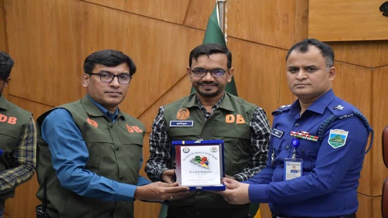 ক্লুলেস হত্যা উদঘাটন ও আগ্নেয়াস্ত্র উদ্ধার: পাবনা ডিবির সাফল্য