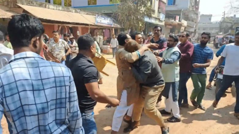 রাশেদ খানের সামনে বিএনপির দু’পক্ষের মধ্যে সংঘর্ষ