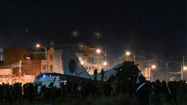 মহাসড়কে নতুন টাকা ভর্তি বিমান বিধ্বস্ত, হতাহতদের রেখে নোট সংগ্রহে ছুটছে মানুষ