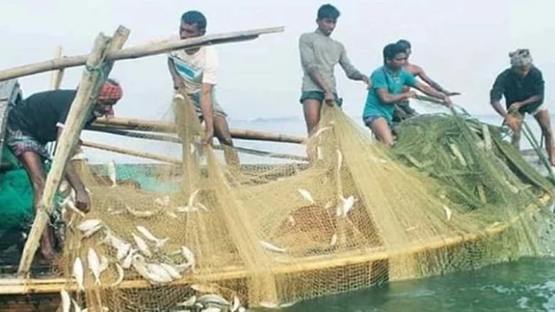 আজ রাত  থেকেই  পদ্মা- মেঘনায় মাছ ধরা বন্ধ