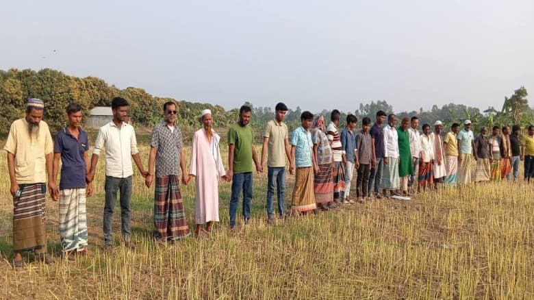 নাটোরের সিংড়ায়  কৃষকের জমির  সরিষা কেটে নেওয়ায় এলাকাবাসীর মানববন্ধন