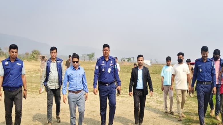 বালু উত্তোলন বন্ধে জাফলংয়ে প্রশাসনের অভিযান: পেলুডার ও ট্রাক জব্দ, আটক ২