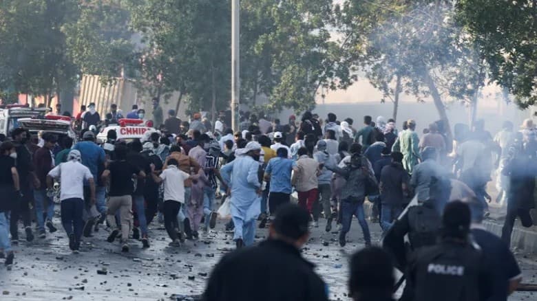 করাচিতে বিক্ষোভকারীদের ওপর গুলি চালিয়েছে মার্কিন সেনারা