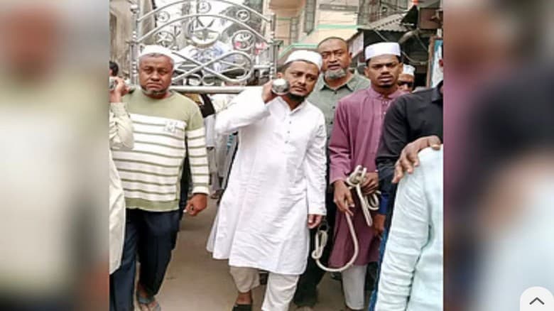 হাতকড়া পরে বাবার জানাজায় যুবলীগ নেতা