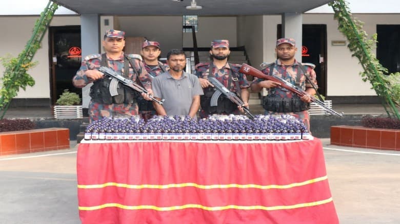 যশোর(বেনাপোল)সীমান্তে বিজিবির অভিযান: মাদকসহ চোরাচালান পণ্য জব্দ, আটক ১