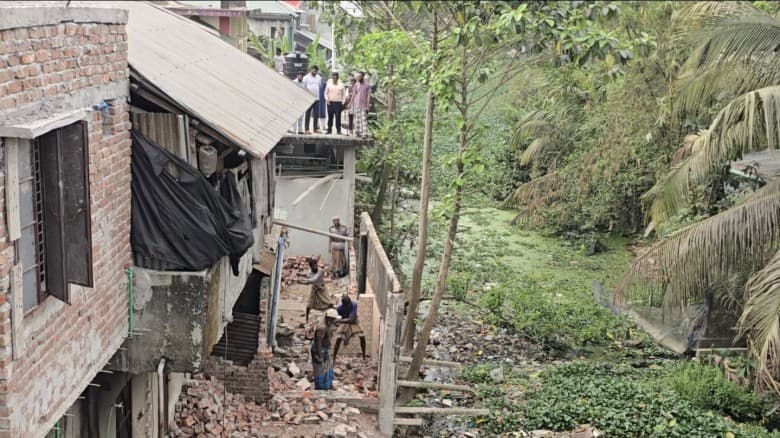 রতনদি খাল পুনরুদ্ধারে উচ্ছেদ অভিযান শুরু, স্বস্তির আশা গলাচিপা পৌরবাসীর