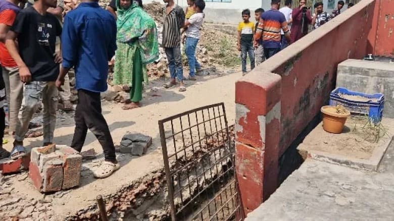 চাঁপাইনবাবগঞ্জে ড্রেন নির্মাণকাজে দেওয়াল ধসে শ্রমিক নিহত