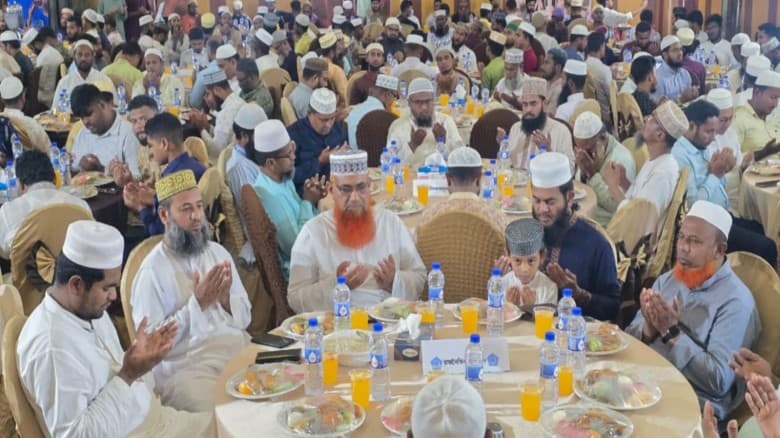কুয়াকাটায় ছাত্রশিবিরের ইফতার মাহফিলে  বিভিন্ন শ্রেণি–পেশার মানুষ!