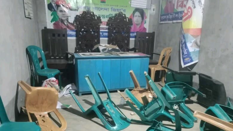 গাইবান্ধায় বিএনপি কার্যালয়ে অস্ত্র-রড নিয়ে আওয়ামী লীগের হামলা