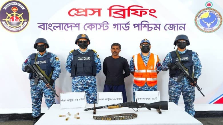 সুন্দরবনে কোস্টগার্ডের অভিযানে করিম শরীফ বাহিনীর সদস্য আটক