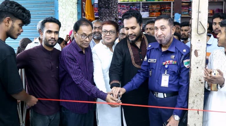 কুমারখালীতে ব্যতিক্রম উদ্যোগ তিয়াসের- বিনামূল্যে পছন্দের পোশাক বিতরণ