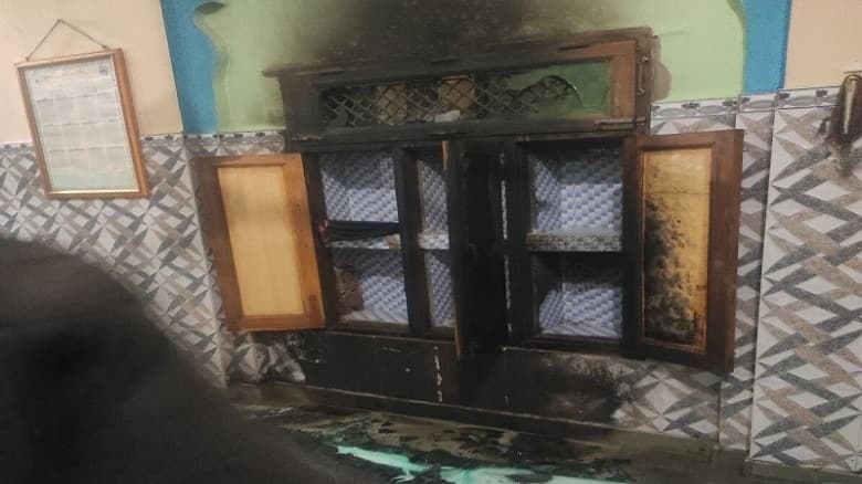 ভারতে ইতেকাফ অবস্থায় মসজিদে পেট্রোল ঢেলে অগ্নিসংযোগ, সাম্প্রদায়িক উত্তেজনা