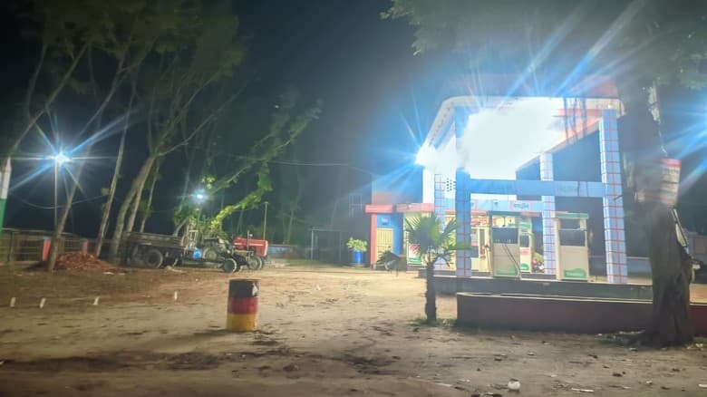 পাম্প বন্ধে নেকমরদে জ্বালানি সংকট, চড়া দামে তেল বিক্রির অভিযোগ