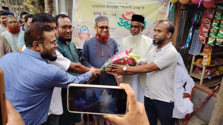 অসহায় সাইদুরের পাশে ‘আলোকিত কলারোয়া  প্যারালাইজড যুবকের জন্য নির্মিত হলো দোকান