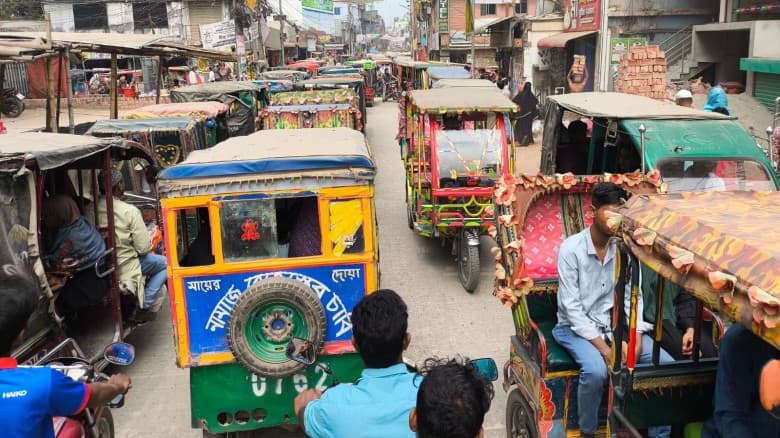 ব্যাটারিচালিত অটোরিকশার দাপটে অচল জামালপুর শহর, বাড়ছে জনদুর্ভোগ