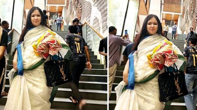 আড়ংয়ে ফ্রি ব্যাগ না পেয়ে ক্ষুব্ধ রুমিন ফারহানা, কাঁধে কাপড় নিয়ে শোরুম ত্যাগ