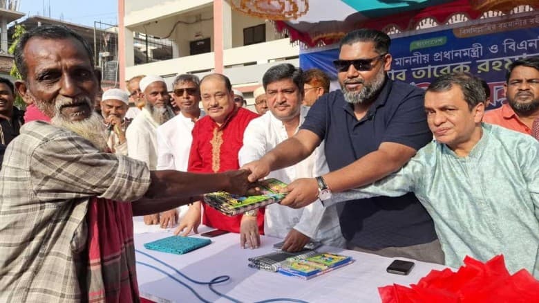 নিরাপদে ঘরে ফেরা নিশ্চিতে বন্ধের দিনও অফিস করছেন প্রধানমন্ত্রী
