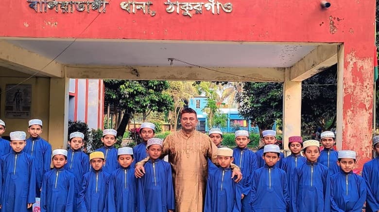 ঈদ উপলক্ষে বালিয়াডাঙ্গী থানার ওসির উদ্যোগে এতিম শিশুদের পাঞ্জাবি বিতরণ