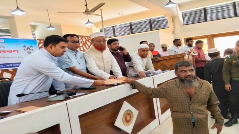 গাইবান্ধায় প্রধানমন্ত্রীর ত্রাণ ও কল্যাণ তহবিলের অর্থ বিতরণ-