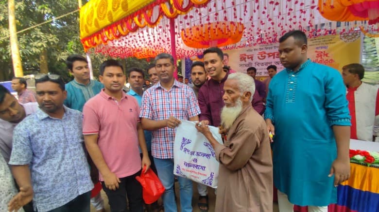 অসহায় ও দুস্থদের মাঝে খোকনের ঈদ সামগ্রী বিতরণ