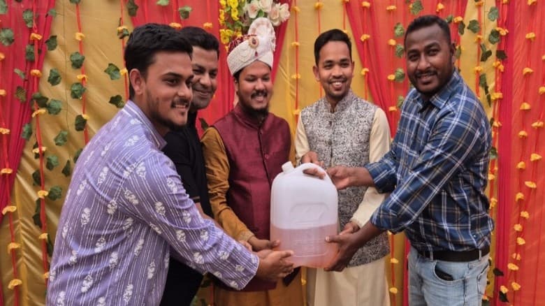 বিয়ের অনুষ্ঠানে বরকে ৫  লিটার অকটেন উপহার