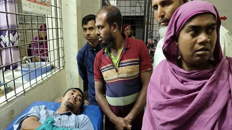 বোতলের ছিপি ছোড়াকে কেন্দ্র করে  গোলাগুলি ও বাড়িঘরে আগুন