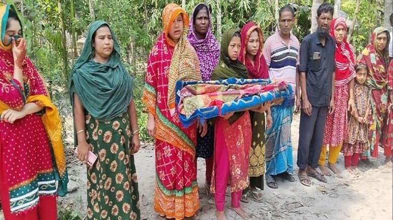 ঝালকাঠিতে সন্তানের লাশ নিয়ে মানববন্ধনে দাঁড়িয়ে বিচার চাইলেন মা লিয়া মনি