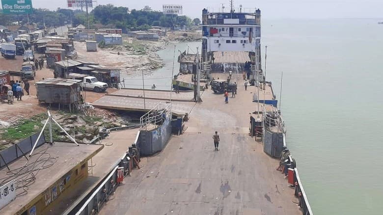 রাজবাড়ীর দৌলতদিয়া ঘাটে নিয়ন্ত্রণ হারিয়ে বাস নদীতে, বহু হতাহতের শঙ্কা