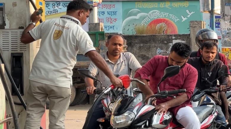 ফেনীতে ড্রাইভিং লাইসেন্স ও কাগজপত্র ছাড়া জ্বালানি তেল সরবরাহে নিষেধাজ্ঞা