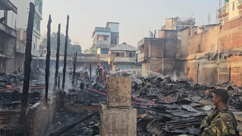 খাগড়াছড়িতে বাজারে ভয়াবহ আগুন, পুড়ে গেছে ৩৫টির বেশি দোকান