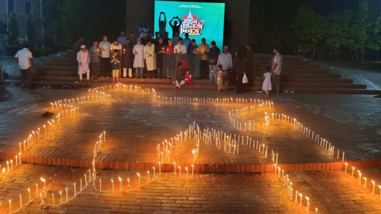 স্বাধীনতা দিবসে শহীদদের স্মরণে জাকসুর মোমবাতি প্রজ্বলন