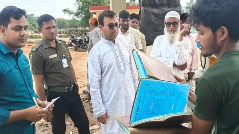 চাঁপাইনবাবগঞ্জে পাম্পে তেল থাকার পরেও বিক্রি বন্ধ, জরিমানা আদায়