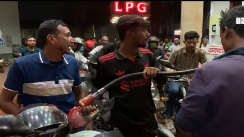 বরগুনায় জ্বালানি তেলের সরবরাহ নিয়ে সৃষ্ট সংকটে চরম ভোগান্তিতে পড়েছেন সাধারণ মানুষ