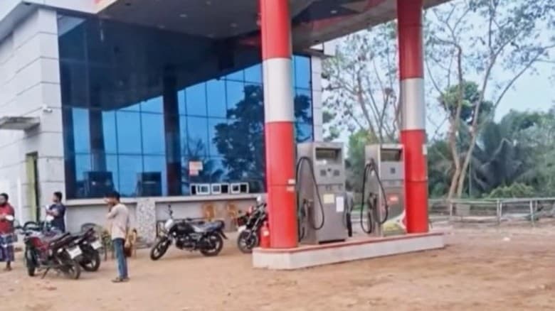 নড়াইলে তেল না পেয়ে পাম্প ম্যানেজারকে ট্রাকচাপা দিয়ে হত্যার অভিযোগ