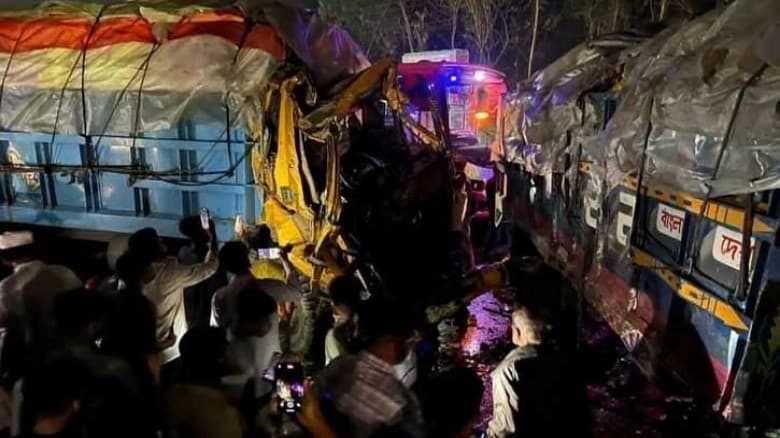 বগুড়ার শেরপুরে ট্রাক-বাসের ত্রিমুখী সংঘর্ষ, আহত অন্তত ১৫