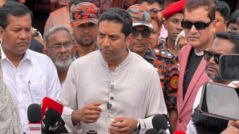 আগুনে ক্ষতিগ্রস্ত রায়েরবাজার কৃষি মার্কেট পরিদর্শন ববি হাজ্জাজের