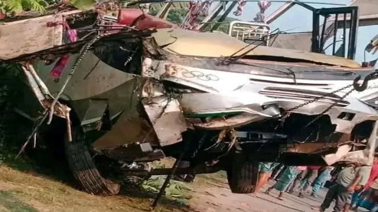 বরগুনাগামী গ্রীনভিউ পরিবহন খাদে পরে নিহত ১, আহত ৩