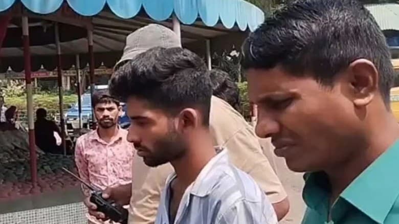 বরিশালে ব্যবসায়ীকে পিস্তল ও গুলির ছবি পাঠিয়ে চাঁদা দাবি,অভিযুক্ত বানারীপাড়ার ছাত্রদল নেতা আটক