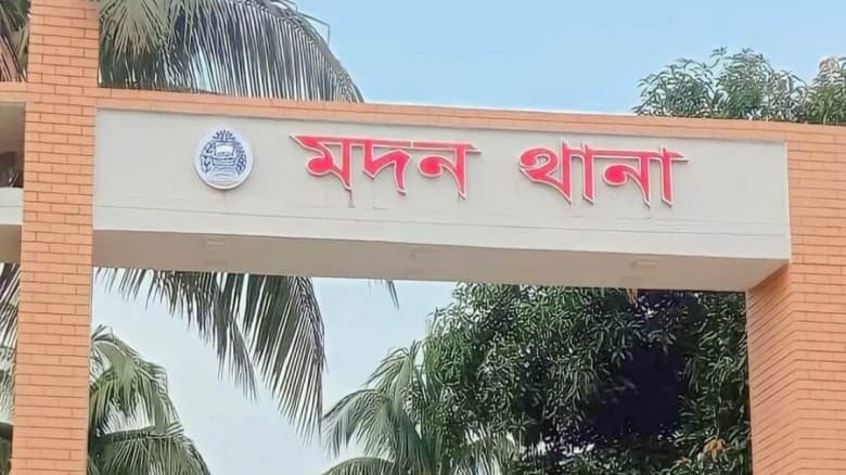 নেত্রকোনায় বিএনপি নেতাকে  পানিতে চুবালেন আ.লীগ কর্মী