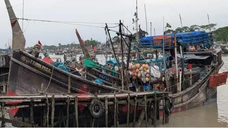 ডিজেলের সংকট দেখা দেওয়ায় সাগরে মাছ ধরতে যেতে পারছেন না অনেক জেলে।