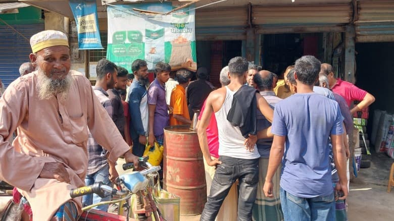 শ্রীপুরে ভ্রাম্যমান আদালতের অভিযান: মজুদকৃত ৩৫০ লিটার ডিজেল কৃষকদের মাঝে বিক্রির নির্দেশ