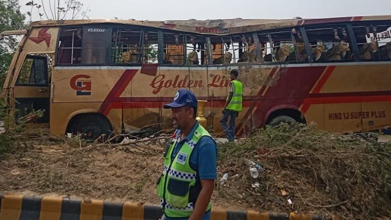 পদ্মা সেতু দক্ষিণে বাস নিয়ন্ত্রণ হারিয়ে ভয়াবহ দুর্ঘটনা আহত ৬