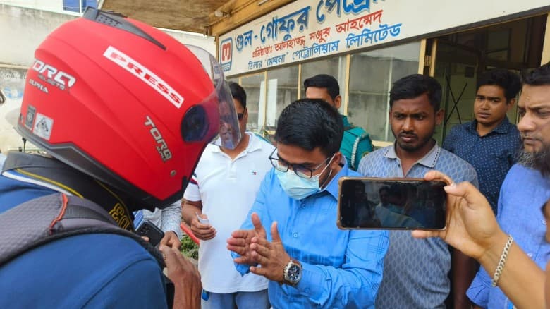 রাজশাহীতে ভুয়া পরিচয়ে তেল নিতে এসে যুবকের জরিমানা