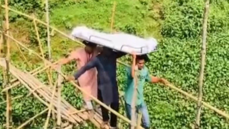 সেতুর অভাবে বাঁশের সাঁকো দিয়ে পার করতে হয় লাশ