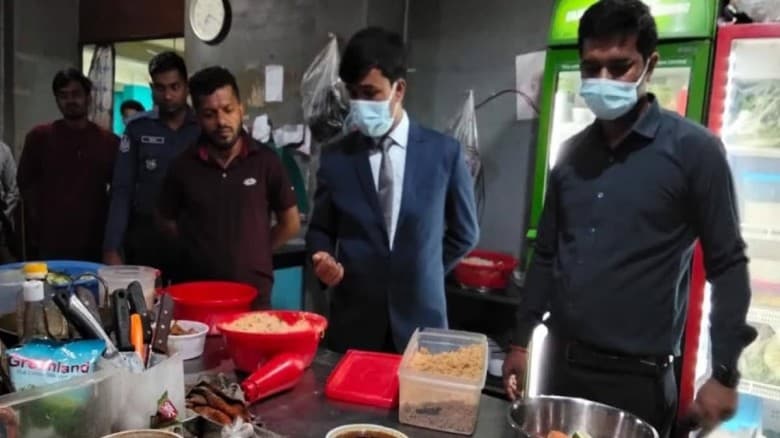 শরীয়তপুরে খাদ্য প্রতিষ্ঠানকে ৩ লাখ টাকা জরিমানা
